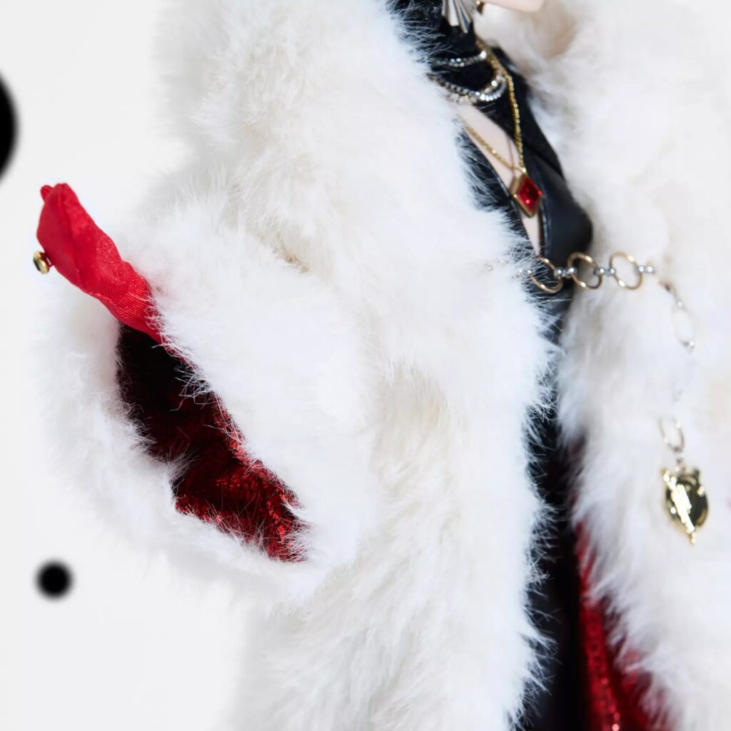 Cruella De Vil Limited Edition Doll –101 Dalmatians 65th Anniversary – Limited Edition – 16'' (close up of bodice)