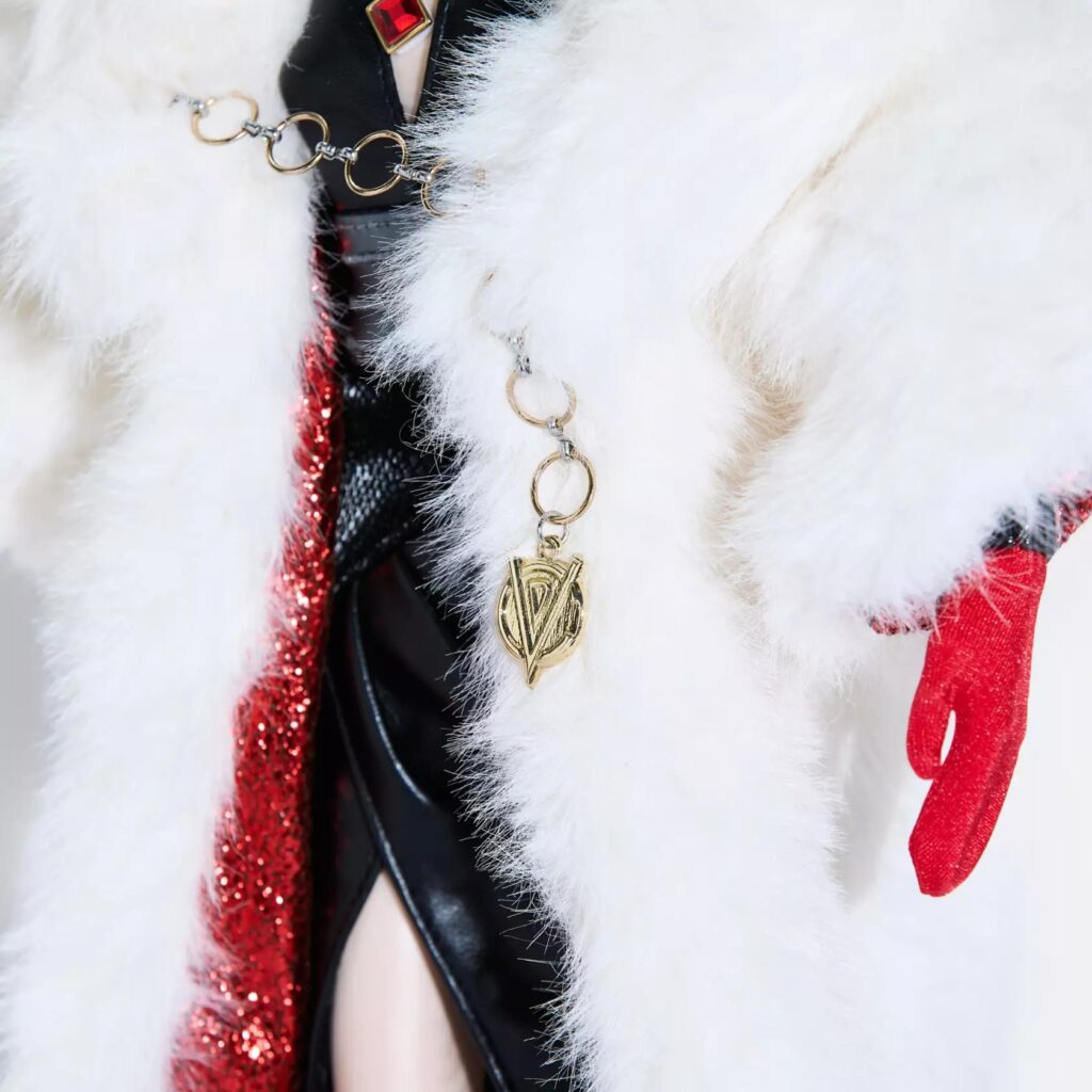 Cruella De Vil Limited Edition Doll –101 Dalmatians 65th Anniversary – Limited Edition – 16'' (close-up of monogram charm)