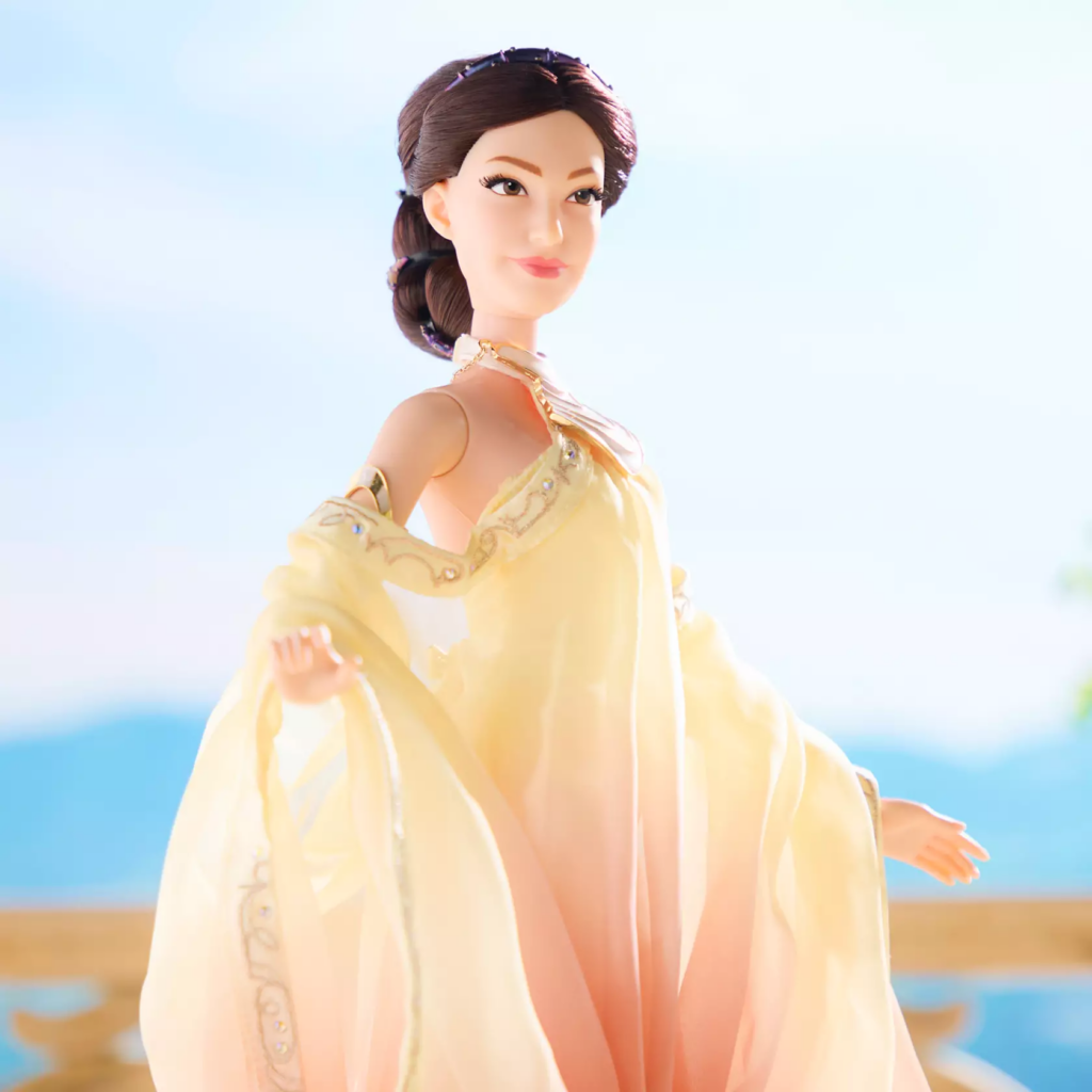 Padmé Amidala Limited Edition Collector's Doll – Star Wars Episode II: Attack of the Clones – 17'' (close up)