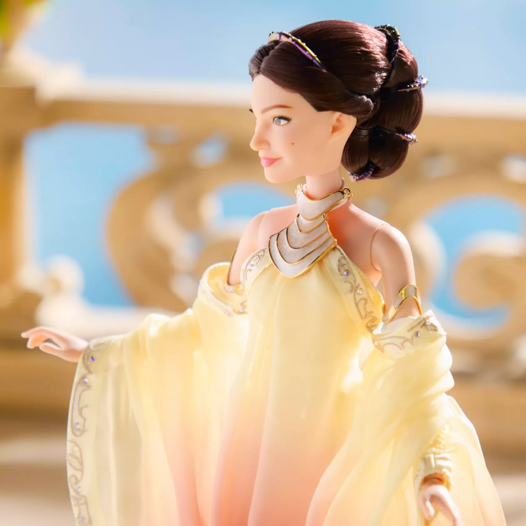 Padmé Amidala Limited Edition Collector's Doll – Star Wars Episode II: Attack of the Clones – 17'' (side)