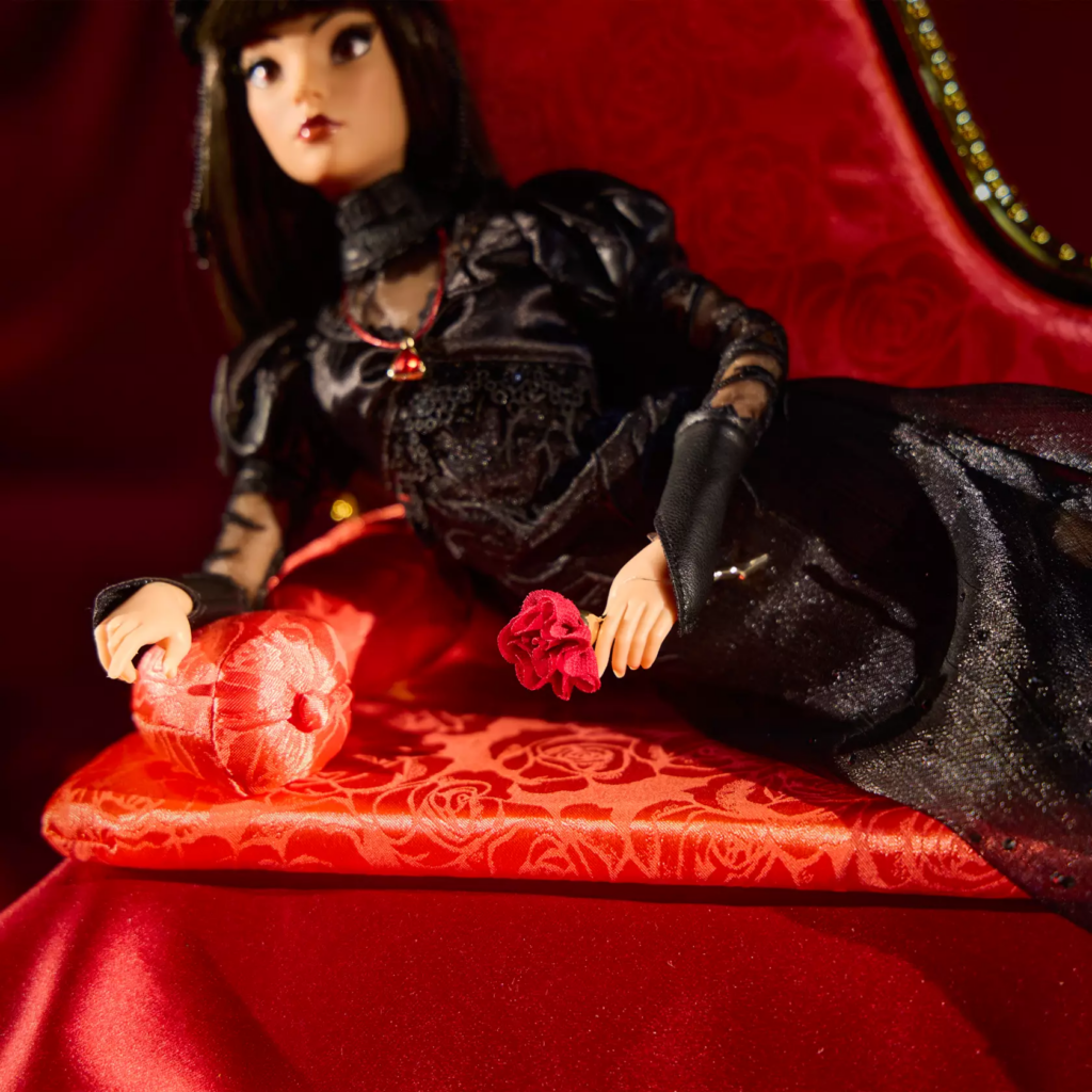 Werecat Lady Limited Edition Doll – The Haunted Mansion – 17'' (close up hands)