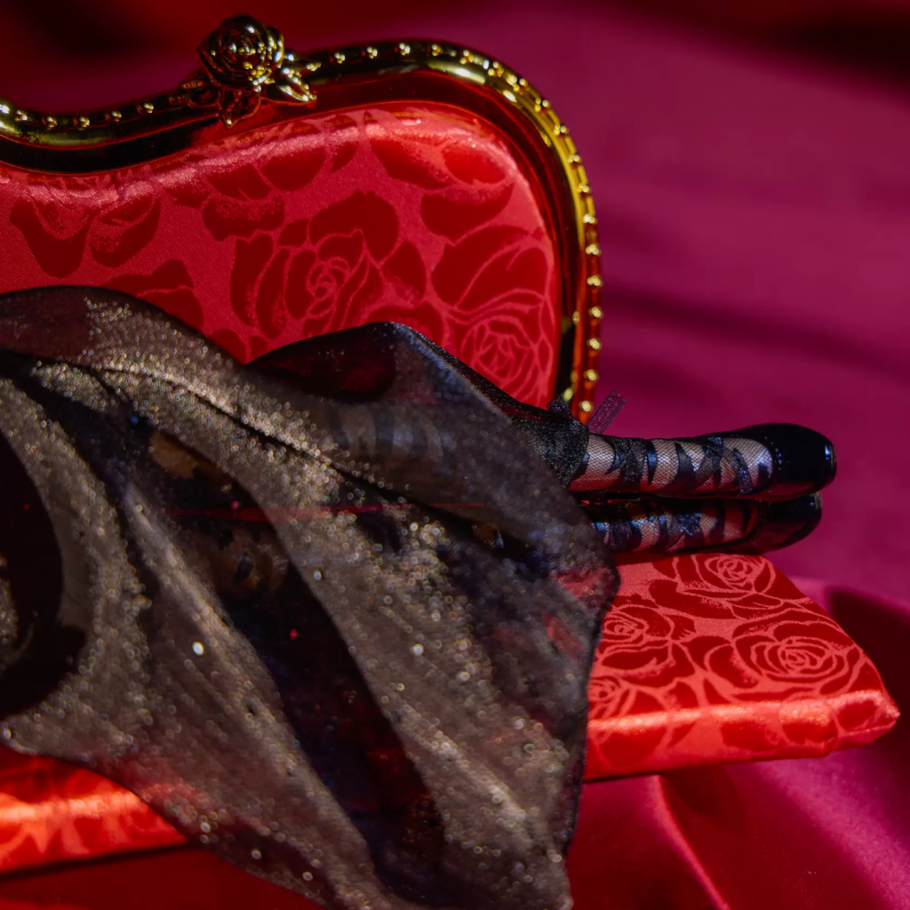 Werecat Lady Limited Edition Doll – The Haunted Mansion – 17'' (close up shoes)